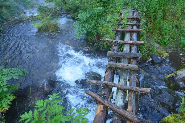 Fußgängerbrücke Khamar Daban Gebirge — Stockfoto