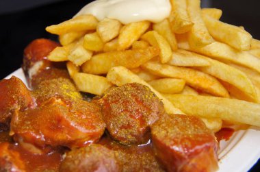 Makro von Currywurst und Pommes und Mayo