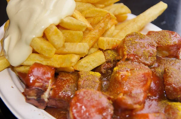 Makro Von Currywurst Und Pommes Und Mayo Foto Stock