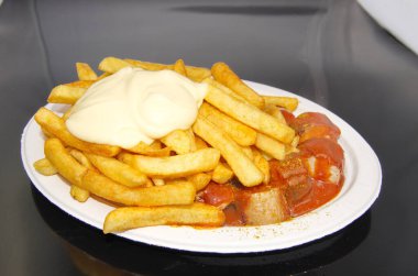 Pommes Mayonez mit Currywurst