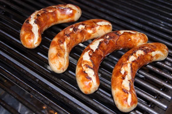 Vier Bratwuerste Auf Dem Grill Stockfoto