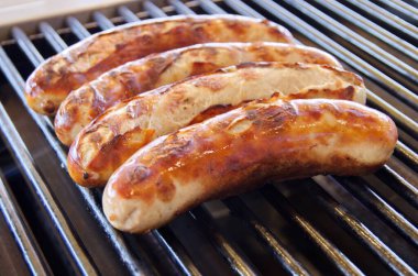 Vier Bratwuerste auf dem Izgarası