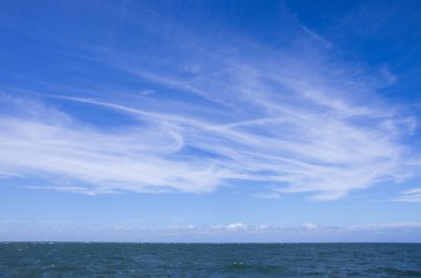 Dynamische Wolken auf blauem Himmel ueber Nordsee-Panorama