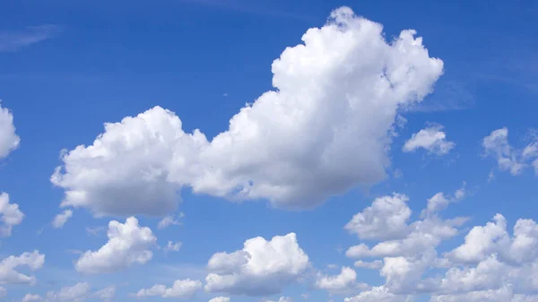 Panorama Von Flauschigen Schaefchenwolken Vor Blauem Himmel — Stock fotografie