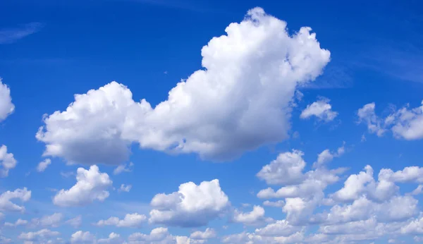 Panorama Von Flauschigen Schaefchenwolken Vor Blauem Himmel — Stock Photo, Image