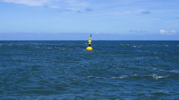 Gelbe Sicherheits Boje Schwimmt Der Rauen Nordsee Vor Horizont Und — Stockfoto