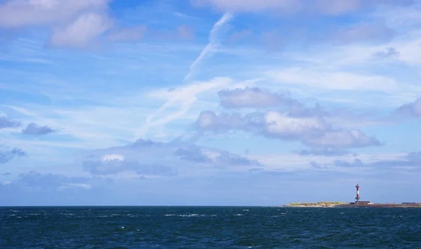 Panorama Von Nordsee Horizont Bei Wangeroge Mit Leuchtturm Unter Wolkenhimmel — Foto de Stock