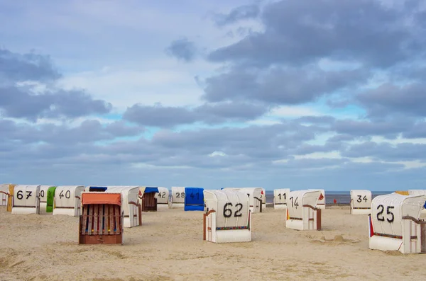 Verlassene Strandkoerbe Strand Unter Wolkenhimmel — Stockfoto