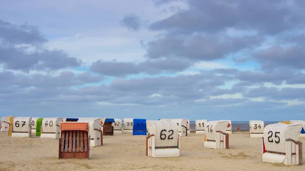 Verlassene Strandkoerbe Strand Unter Wolkenhimmel — Stockfoto