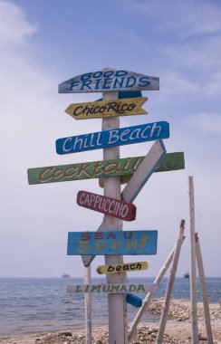 Plaja ahşap işaretçi, iyi arkadaşlar, bar, yakında görüşürüz, chill beach, kokteyller, kapuçino, limunada, chico rico, . Yaz.