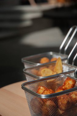 masada çeşitli atıştırmalıklar, peynir tabağı, kızarmış peynir çubukları, peynir topları, patates kızartması. bira atıştırmalık