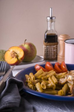 rendelenmiş peynir, yumurta ve tavuk ile makarna