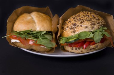 Domates, mozzarella, arugula, kırmızı biber ve zeytin ile Vejetaryen burger