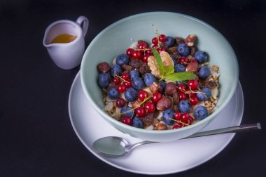Taze çilek ve fındık ile yulaf ezmesi tahıl lapası. Sağlıklı kahvaltı. Siyah tabloda üstteki görünüm