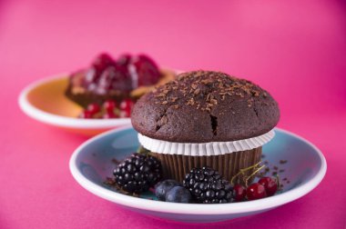 Pembe arka plan lı Siyah Çikolatalı Muffin