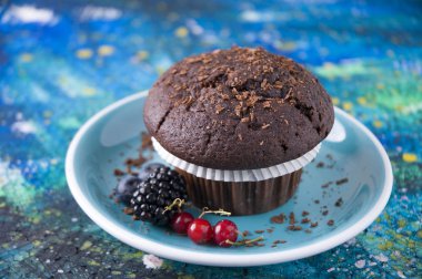 Siyah Çikolatamuffin mavi arka plan üzerinde izole