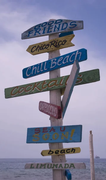 Puntatore Legno Spiaggia Buoni Amici Bar Presto Spiaggia Fredda Cocktail — Foto Stock