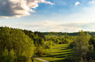 Orman ve tepelerüzerinde tren penceresinden görünümü