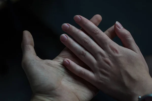 Twee Handen Houden Vingers Donkere Kleuren — Stockfoto