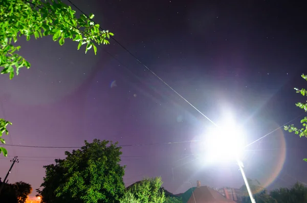 Яркий Свет Фонарного Столба Ночью — стоковое фото