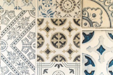 Ölçülü renklerde duvar kağıdı süsü