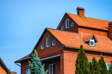 Ağaçlarla zengin bir köy evinin güzel çatı