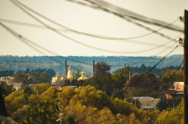 Kilise uzak ufukta sıcak renkler