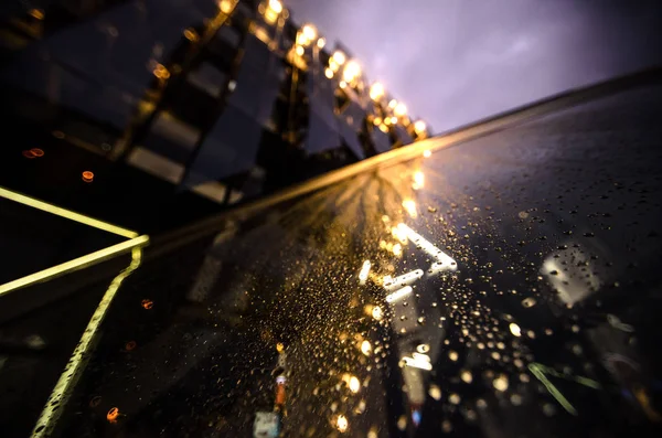 Bulutlu Yağmurlu Bir Sonbahar Günü Modern Bir Evin Camına Damlıyor — Stok fotoğraf