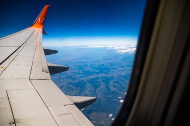 Başka bir ülkeye uçmak, uçakla seyahat etmek, ilk uçakla, yere inmek, uçağı uçuşa hazırlamak, pencereden güzel manzaralar.