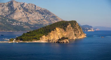 Gezginin, adanın ve denizin başka bir ülke manzarası ve fotoğrafında seyahat etmek