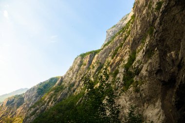 Karadağ 'ın güzel dağ ve kanyonları, Avrupa' nın Balkan Yarımadası, yeşil ormanlı kayalık dağlar ve masaüstünüzdeki vadiyi ve manzaraları oluşturan nehir.