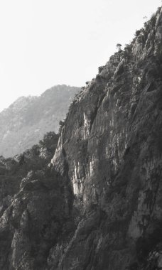 Karadağ 'ın güzel dağ ve kanyonları, Avrupa' nın Balkan Yarımadası, yeşil ormanlı kayalık dağlar ve masaüstünüzdeki vadiyi ve manzaraları oluşturan nehir.