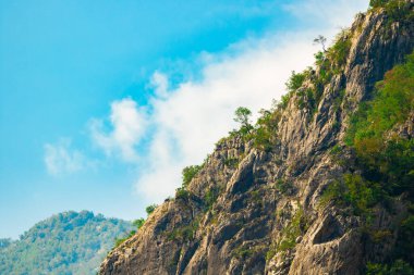 Karadağ 'ın güzel dağ ve kanyonları, Avrupa' nın Balkan Yarımadası, yeşil ormanlı kayalık dağlar ve masaüstünüzdeki vadiyi ve manzaraları oluşturan nehir.