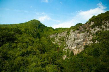 Karadağ 'ın güzel dağ ve kanyonları, Avrupa' nın Balkan Yarımadası, yeşil ormanlı kayalık dağlar ve masaüstünüzdeki vadiyi ve manzaraları oluşturan nehir.
