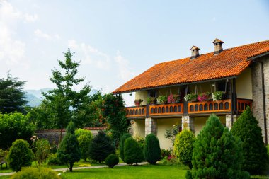 Karadağ dağlarındaki manastır, yerleşim yerlerinden uzakta rahat ve güzel bir yer, seyahat etmek için güzel bir yer.