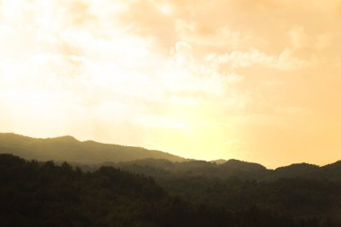 Karadağ dağlarındaki manastır, yerleşim yerlerinden uzakta rahat ve güzel bir yer, seyahat etmek için güzel bir yer.