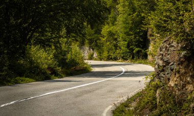 Avrupa 'daki Karadağ dağlarını gezmek, doğa ve ormanların olduğu güzel manzaralar, boş yüksek kaliteli yollar, yaz turizmi