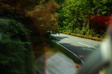 Avrupa 'daki Karadağ dağlarını gezmek, doğa ve ormanların olduğu güzel manzaralar, boş yüksek kaliteli yollar, yaz turizmi