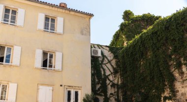 Moğolistan 'da dinlenme, eski Budva kasabası, eski evler ve oteller, kaldırım taşı ve şehrin büyük tarihi, Avrupa turizmi ve manzarası