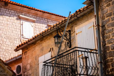 Budva 'daki eski evler, mongol, taş yapılar.