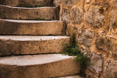 Budva şehrinde çok eski taş basamaklar var, mongro.