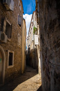 Güneşli bir günde Montgro 'daki eski Budva kasabasının boş dar sokakları.