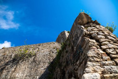 Budva şehrinin eski ve yüksek savunma duvarı, mongol.