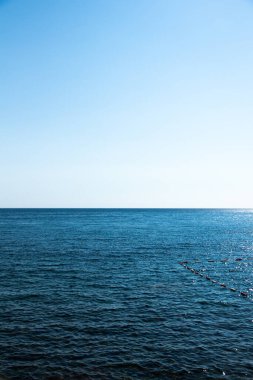 Düz deniz ufkuyla fotoğraf, gündüz.