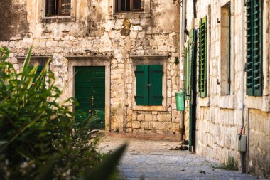 Karadağ 'ın eski UNESCO kenti Kotor' daki Dar Sokak.