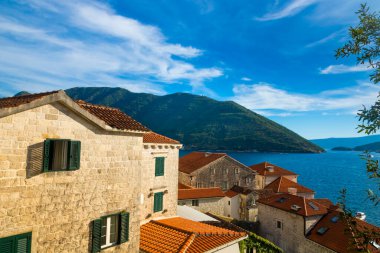 Karadağ 'ın Adriyatik kıyısındaki eski turistik kasabaya yapılan bir gezi dağların arasında ve kırmızı kiremitli güzel eski binalarla, kentte çok sayıda kafe, dar sokaklar ve martılar ve kedilerle temiz hava bulunuyor.