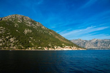 Karadağ 'ın Adriyatik kıyısındaki eski turistik kasabaya yapılan bir gezi dağların arasında ve kırmızı kiremitli güzel eski binalarla, kentte çok sayıda kafe, dar sokaklar ve martılar ve kedilerle temiz hava bulunuyor.