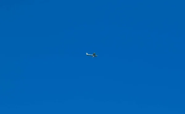 Mały Samolot Opuszczonymi Klapami Lądujący — Zdjęcie stockowe