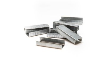 Zımba yığını beyaz arkaplanda izole edilmiş