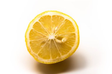 Yarısı taze limon ve beyaza ayrılmış yapraklar.